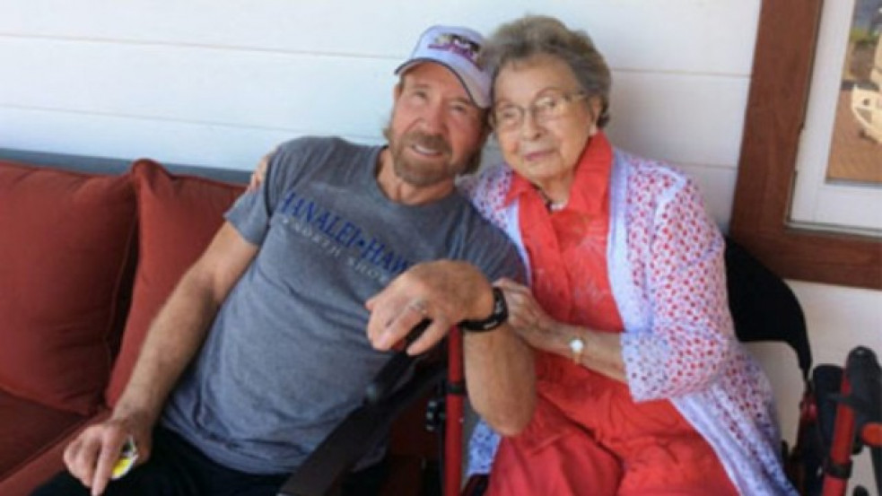 "A kitartás és a hit mintapéldája" - így köszöntötte Chuck Norris 100 éves édesanyját anyák napján