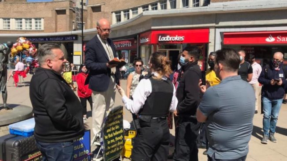 Letartóztattak egy lelkészt Londonban, mert a természetes házasságról prédikált