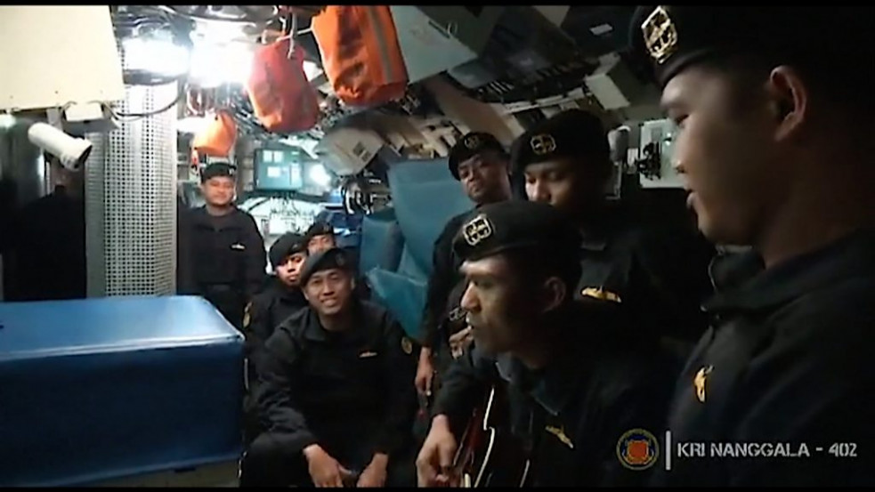 Szívszorító: videón, ahogy búcsúdalt énekelt az elsüllyedt indonéz tengeralattjáró legénysége