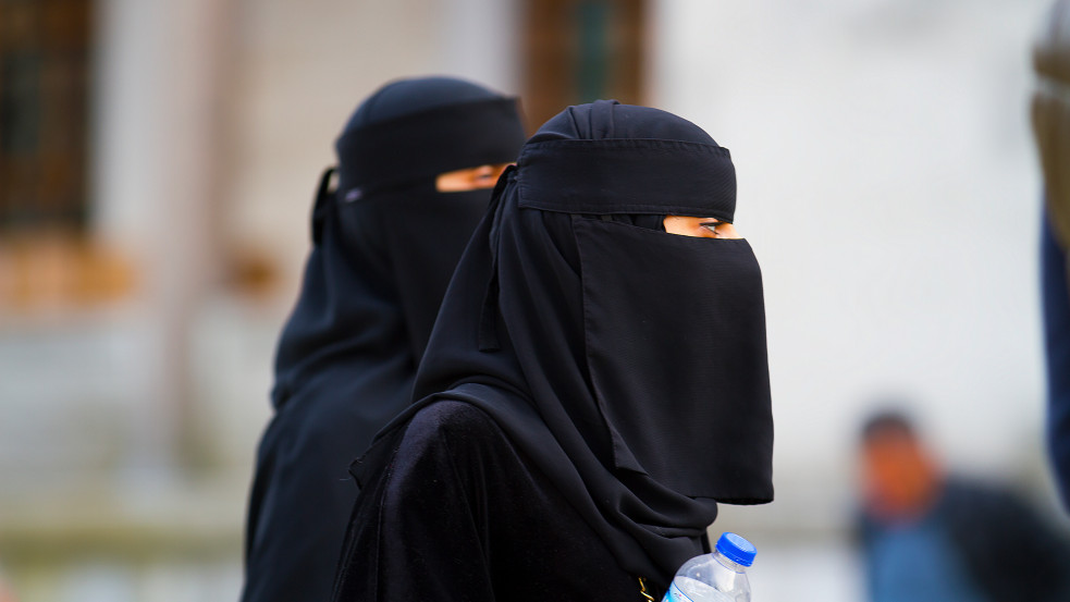 "Burkatilalom" jöhet Svájcban, a muszlimok perelnek