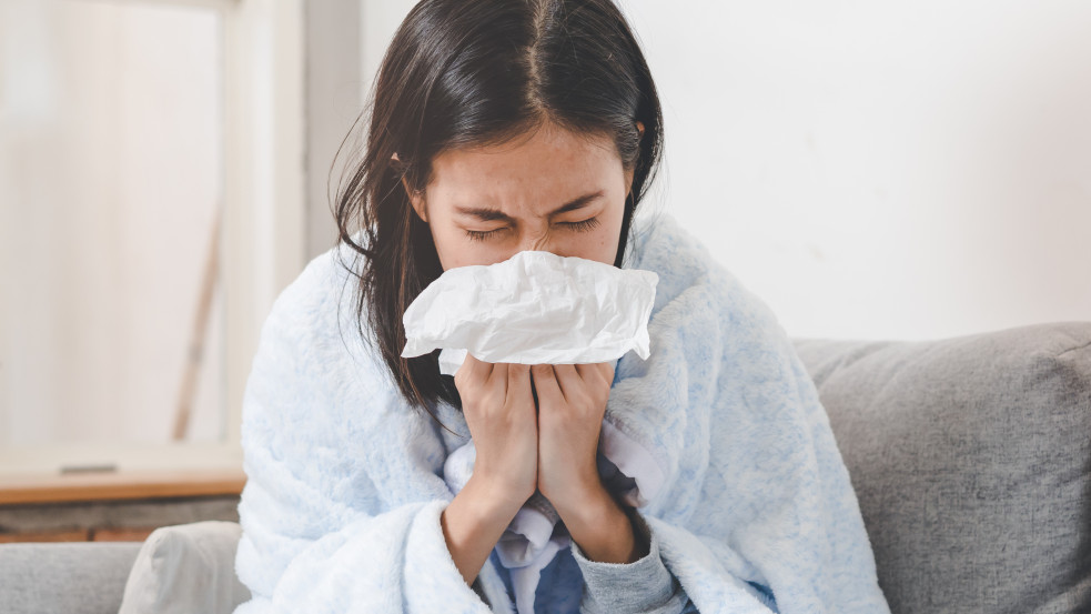 Brit kutatók: a közönséges megfázás is kiszoríthatja a szervezetből a koronavírust