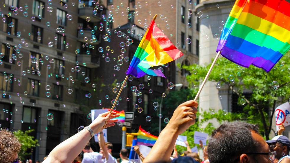 Minden hatodik amerikai fiatal állítja, hogy „nem heteroszexuális” 