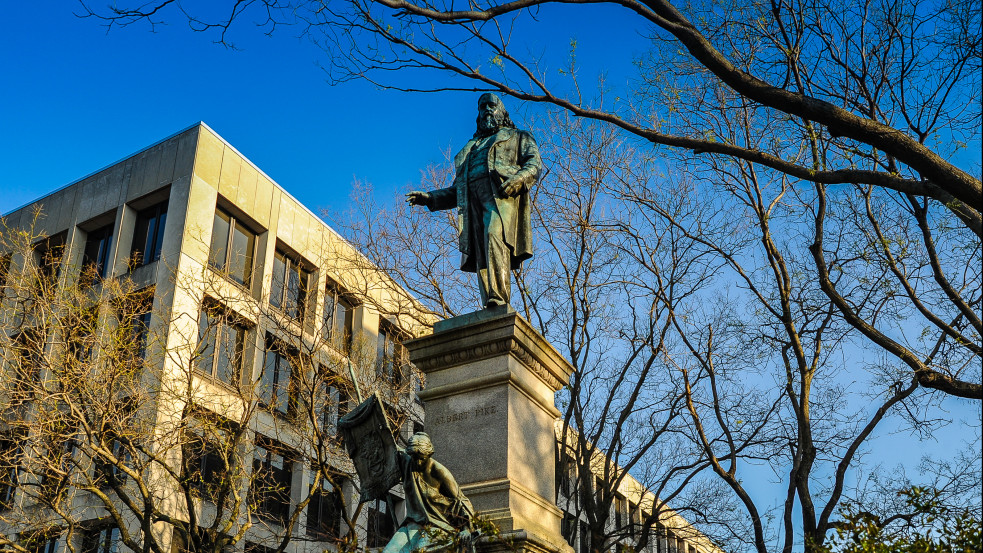 Ledöntötték Albert Pike szobrát Washingtonban