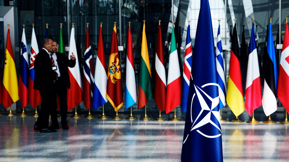 Peking hidegháborús mentalitással vádolta meg a NATO-vezetőket