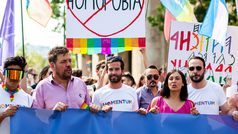 Elrajtolt a Pride-hét: a momentumos polgármester jegyescsomagot oszt a homoszexuális pároknak is