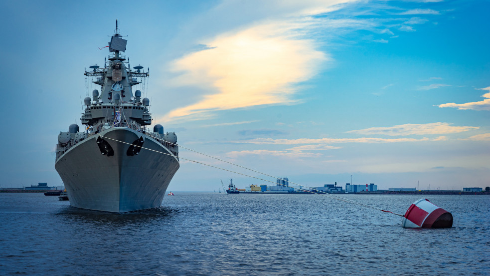 Állítólag orosz határt sértett a brit romboló - figyelmeztető lövéseket kapott