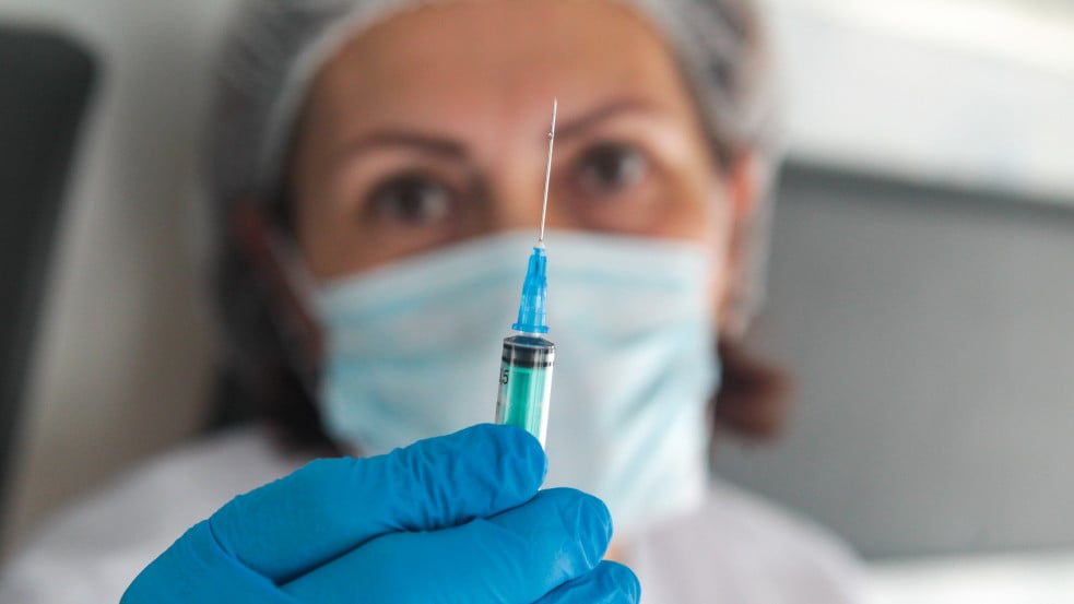 Bíztató eredményeket hoz az embereken tesztelt orosz vakcina