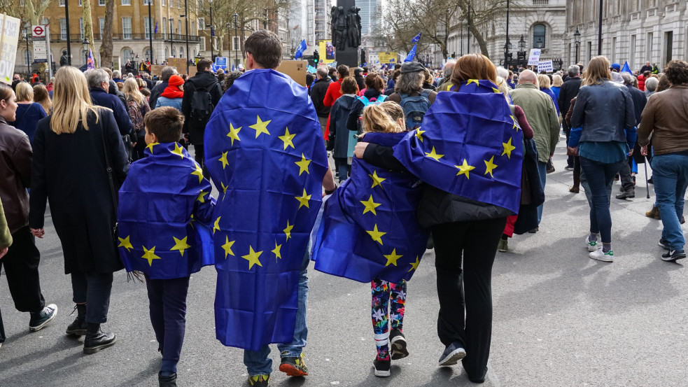 Isten, haza, család: Európa még kitart a klasszikus értékek mellett