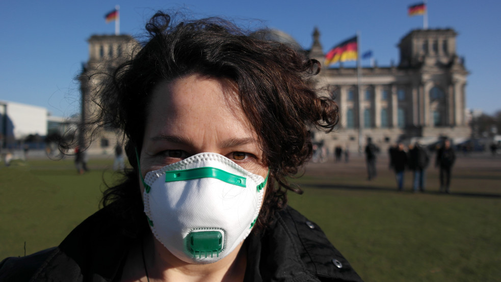 Hiába cseng le a járvány, a németek csaknem fele fennhagyná a maszkot
