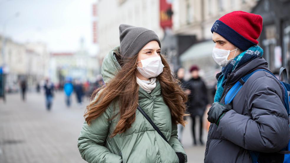 Rendkívüli: éjféltől már az utcán is kötelező a maszkviselés