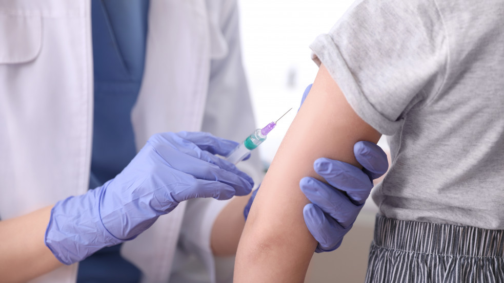 Nyáron már valószínűleg a 12 éven felüliek is kaphatnak Pfizer-oltást, majd jöhetnek a még fiatalabbak