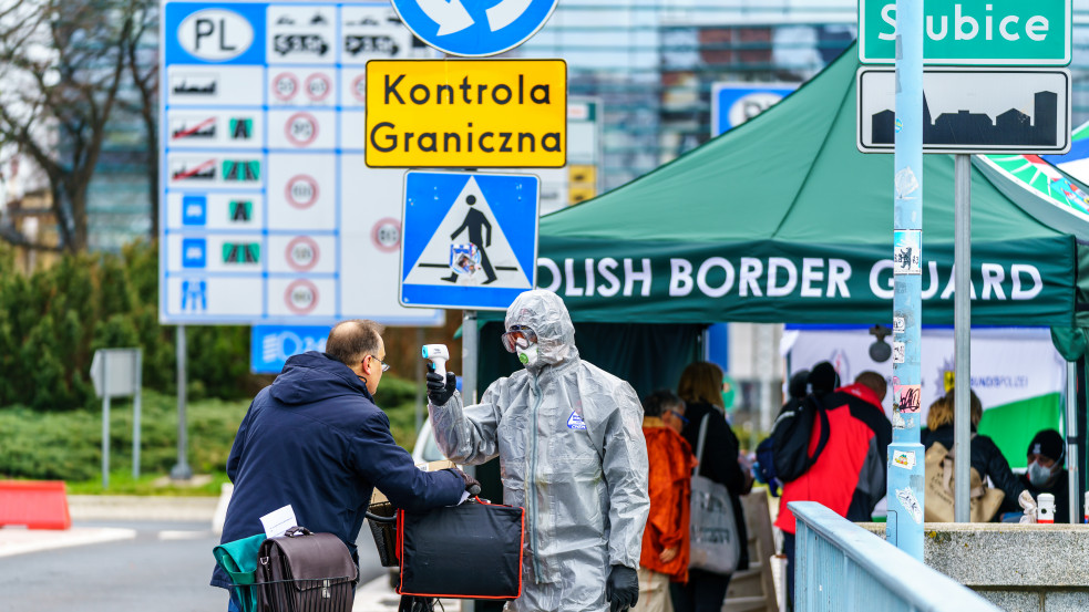 Tömeges influenza elleni oltással készülne a második hullámra Lengyelország