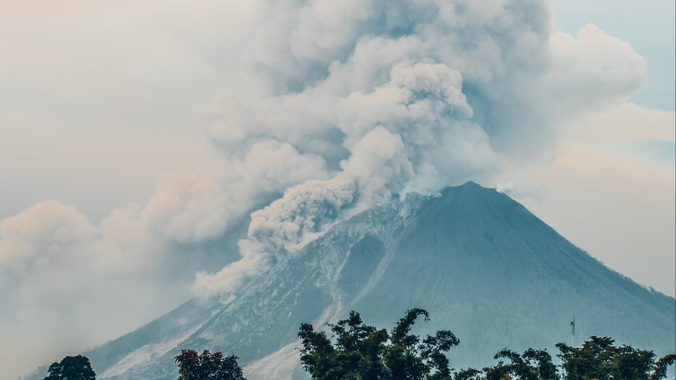  Öt kilométer magas hamufelhőt lövellt ki egy indonéz vulkán - VIDEÓ