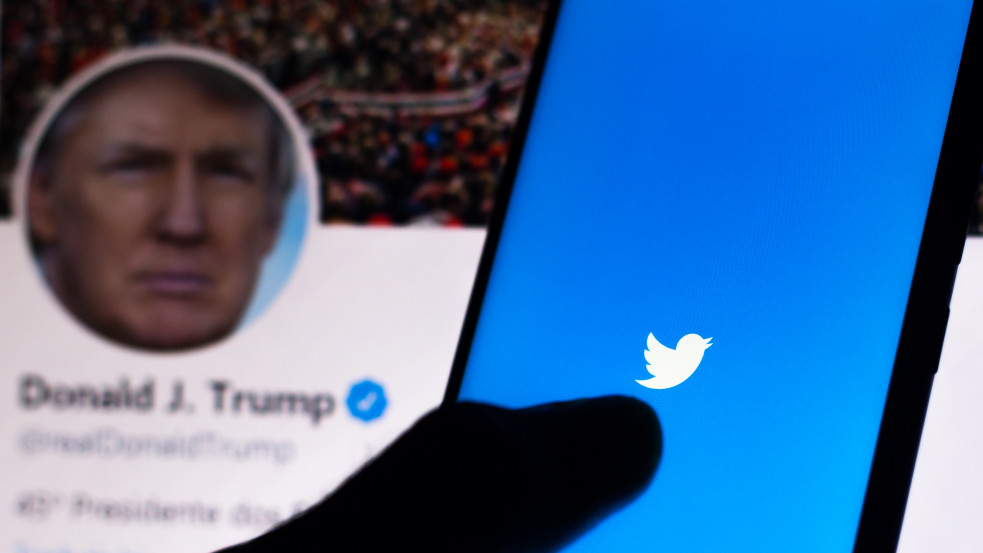 Végleg felfüggesztette Donald Trump fiókját a Twitter