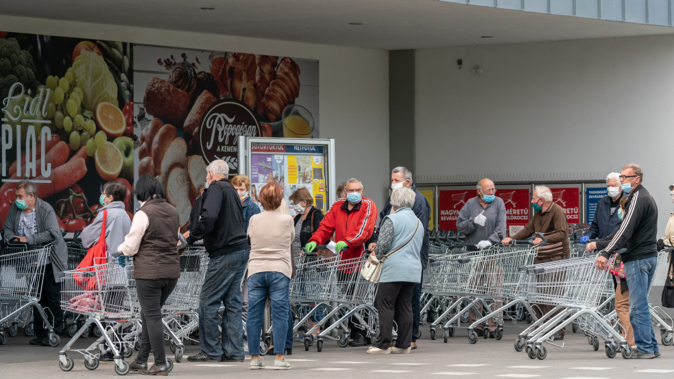 Hét közben 9 és 11 óra között csak a 65 éven felüliek vásárolhatnak - ismét bevezették a vásárlási sávokat