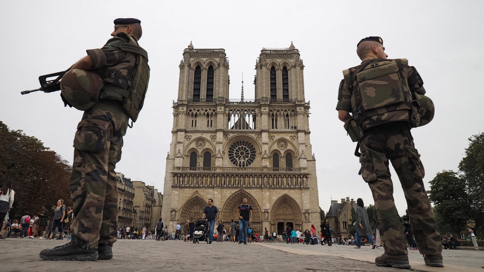 „Sok az ellenségünk” - megemelkedett a terrorveszély Franciaországban Macron iszlámpolitikája miatt