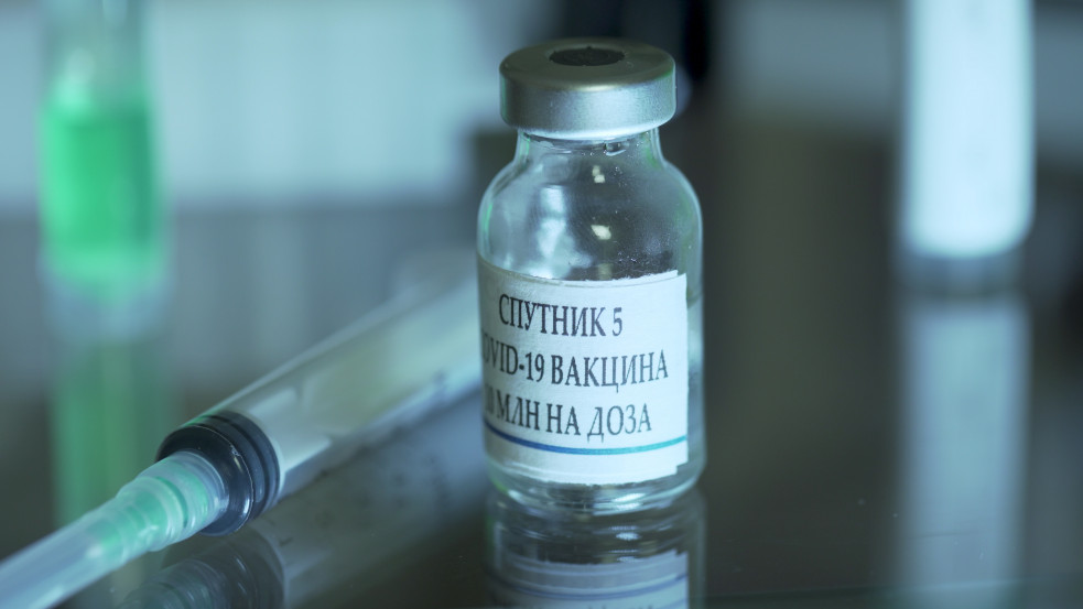 Megérkezett Budapestre az orosz vakcina-minta