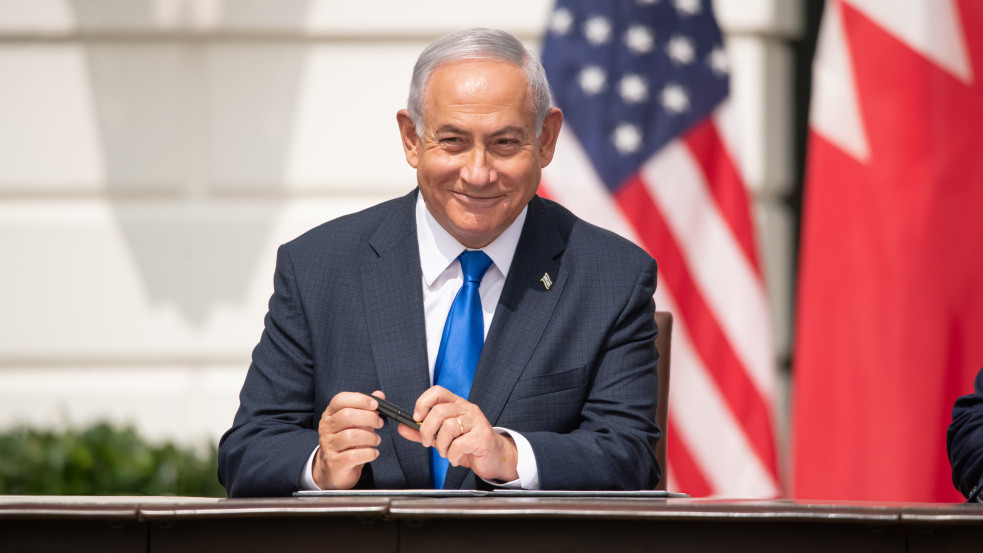 Történelmi látogatás: Netanjahu az Emírségekbe utazik