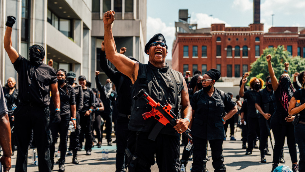 Független afroamerikai államot és "felszabadítást" ígér az utcákon masírozó fegyveres fekete milícia