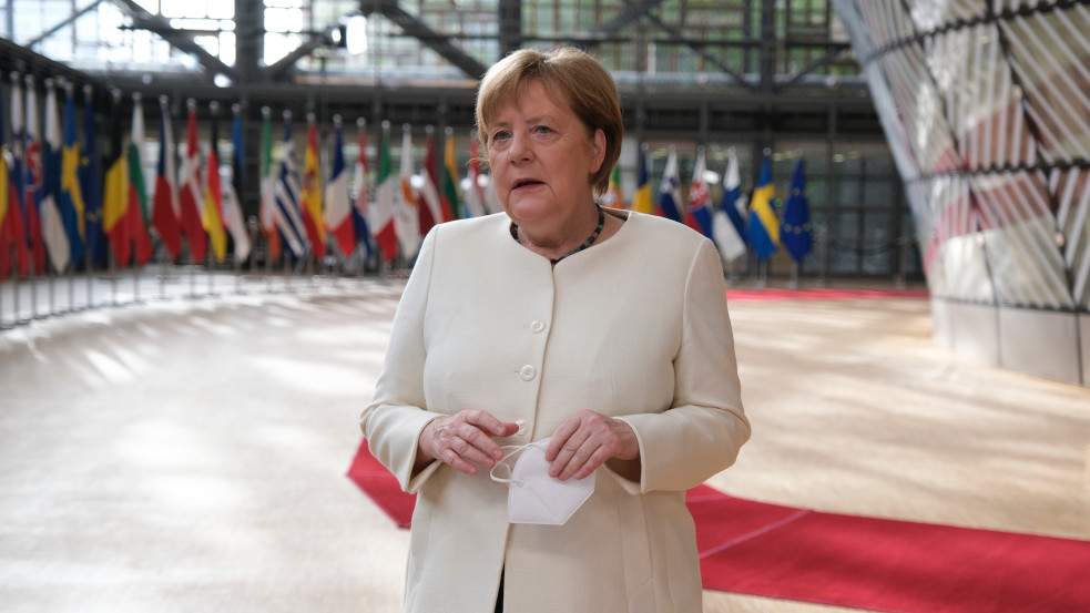 Merkel: kellő dokumentációval minden vakcinát szívesen látnak az EU-ban, az oroszt is
