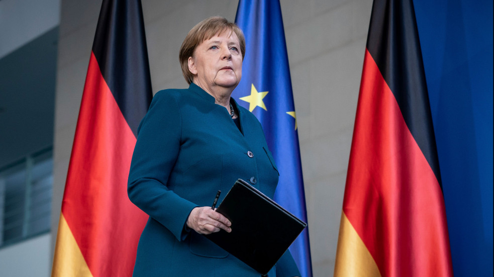 Vétóvita: Merkel szerint tévedés, hogy becsempésznék a 7-es cikkelyt a hátsó ajtón