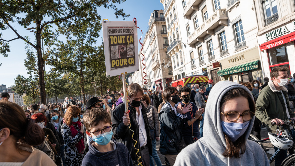 Fatvát adtak ki a francia tanár lefejezésére a belügyminiszter szerint, 231 szélsőségest kiutasítanak