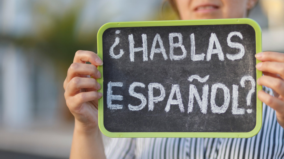 Fehérként spanyolt tanítani rasszizmus?