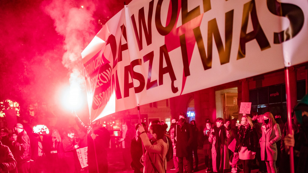 Óriásdemonstrációt terveznek Varsóba a dühös lengyel abortuszpártiak
