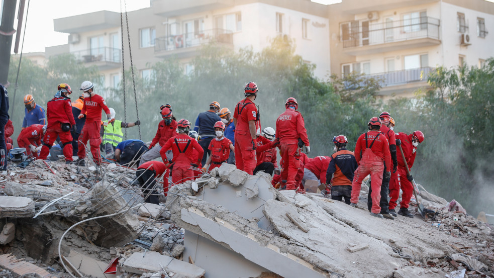 Csoda: négy nappal a borzalmas földrengés után élve mentettek ki egy hároméves kislányt a romok alól