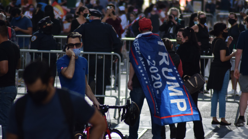 "GYŐZNI FOGUNK" - harcias üzemmódba kapcsolt a Trump-tábor, egyre több választási botrány robban ki - frissül