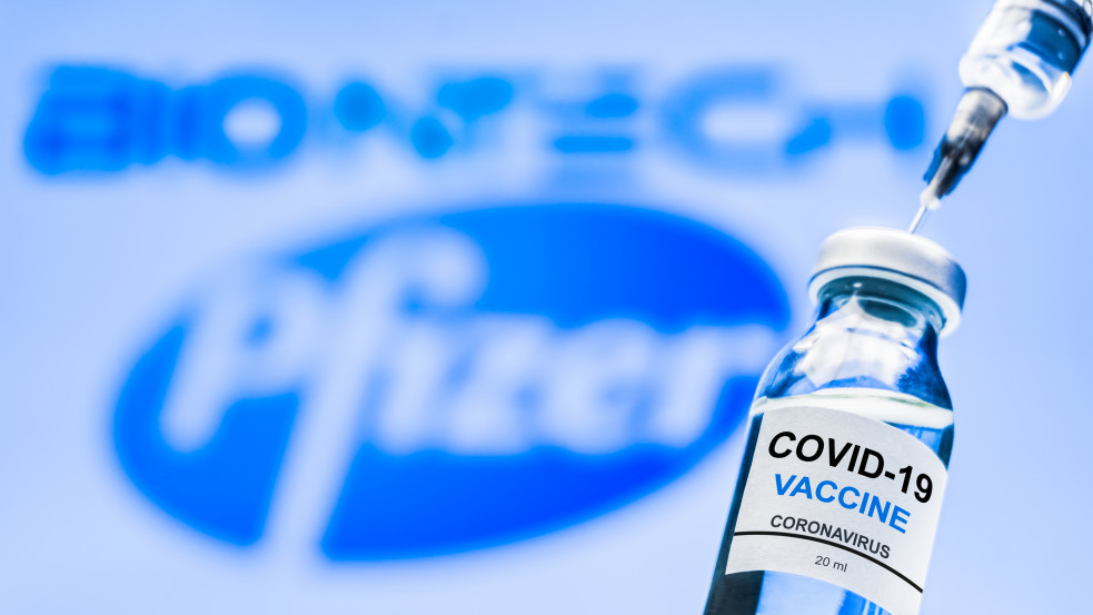Engedélyezte a Pfizer-vakcina forgalmazását az Európai Bizottság