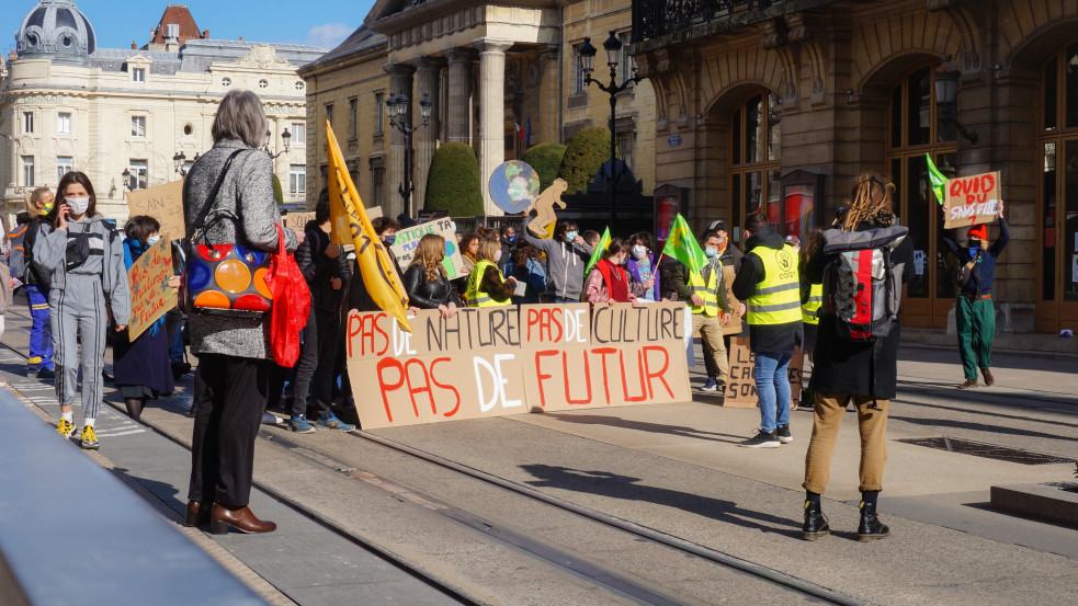 Tízezrek tüntettek a klímavédelem francia alkotmányba foglalásáért