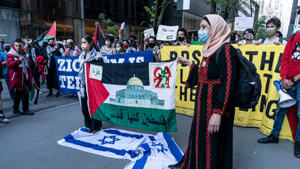 Újságírót támadtak, zászlókat gyújtogattak: Izraelt gyalázó tömegek vonultak fel Londonban, Párizsban és Berlinben is