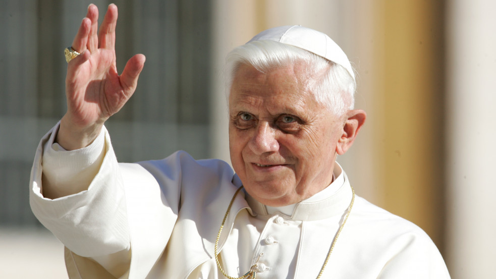 Véget ér a „két pápa” korszaka? Súlyos beteg XVI. Benedek