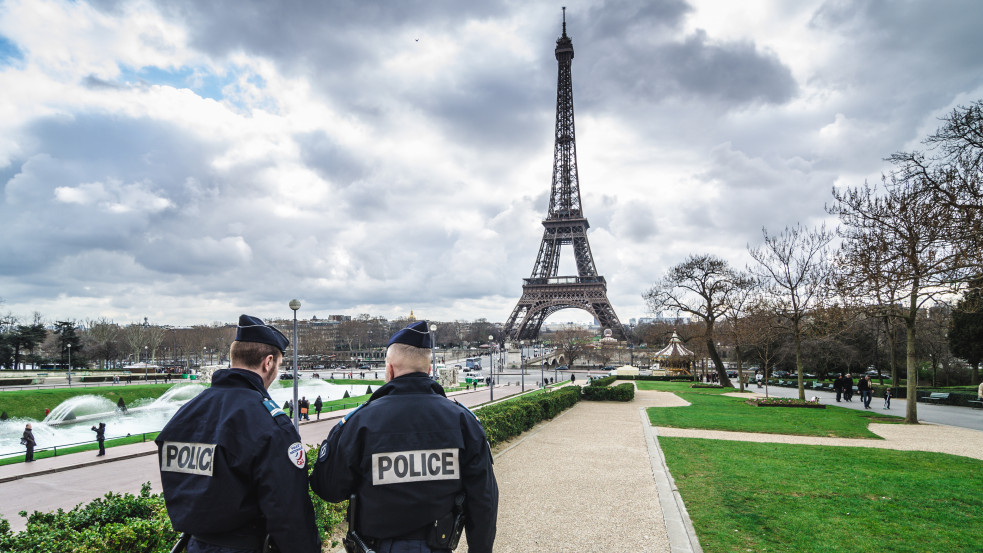Több mint 8000 terroristát tartanak nyilván Franciaországban