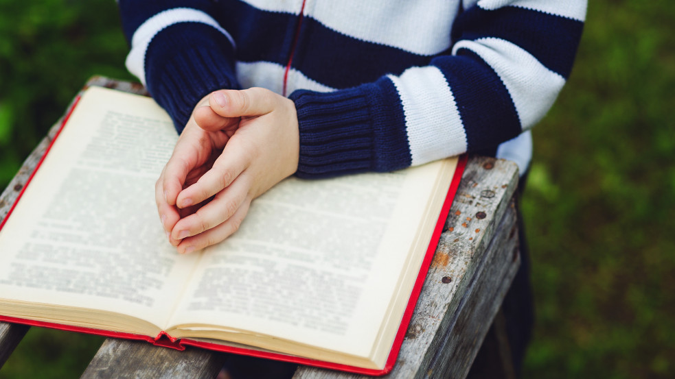 "Ezt nem szabad!" - Bibliát olvasott osztálytársainak egy kislány, az iskolája elkobozta és kitiltotta a könyvet 