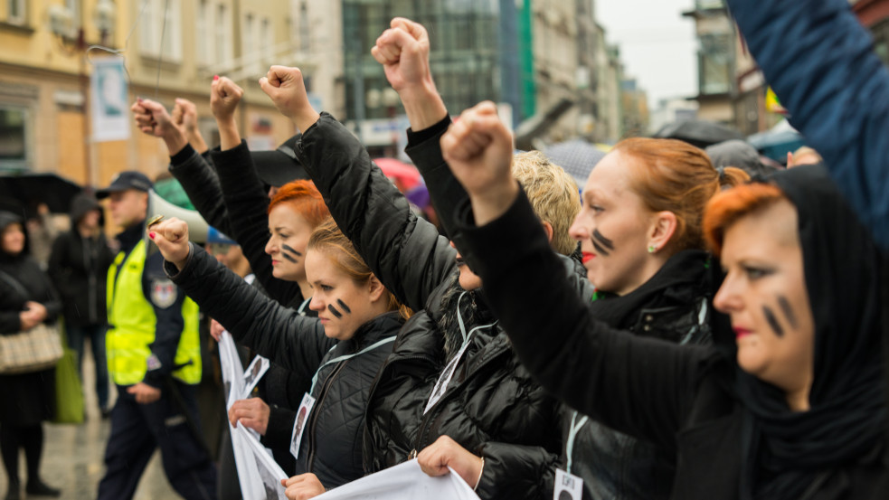 Templomokra, papokra, hívekre támadnak a radikális abortuszpártiak Lengyelországban