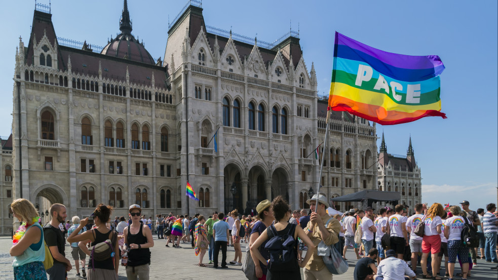 "Súlyos állami diszkrimináció" - reagált a német külügy a fiatalokat érintő LMBTQ-propaganda tilalomra