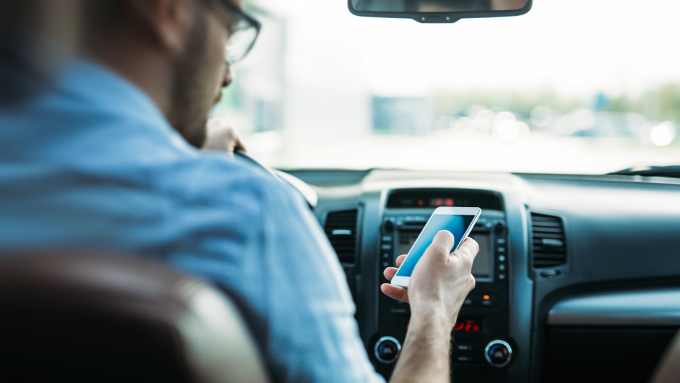 Kutatás: ijesztő, mennyien mobiloznak vezetés közben