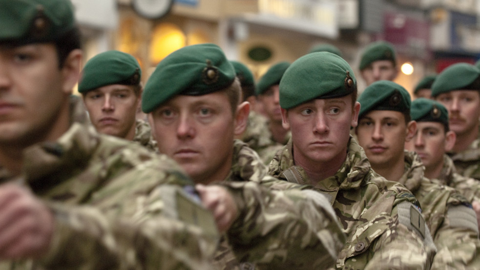 "Férfi, legény, fickó" - nemkívánatos szavakká váltak a brit hadseregben