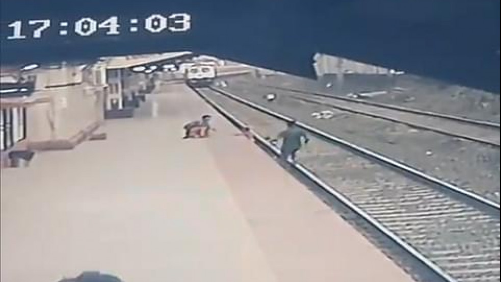 Drámai felvétel: vonat elé esett egy vak nő gyermeke, az utolsó pillanatban mentette meg egy hős vasutas