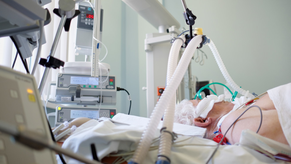 Eredményes a magyar vérplazmakezelés: lekerült egy 75 éves bácsi a lélegeztetőgépről