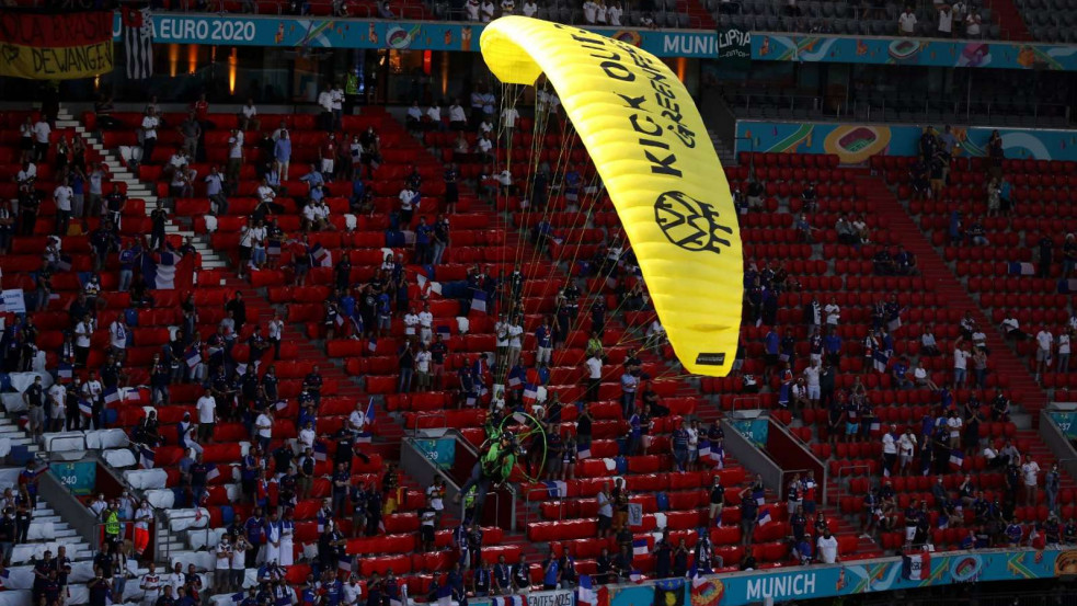 Siklóernyős zöld aktivista landolt a pályán: hajszálon múlott a tragédia