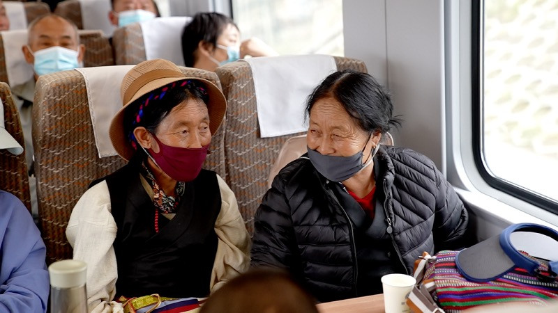 A tibeti utasok a Fuxing nagysebességű vonaton (Forrás: China Media Group)