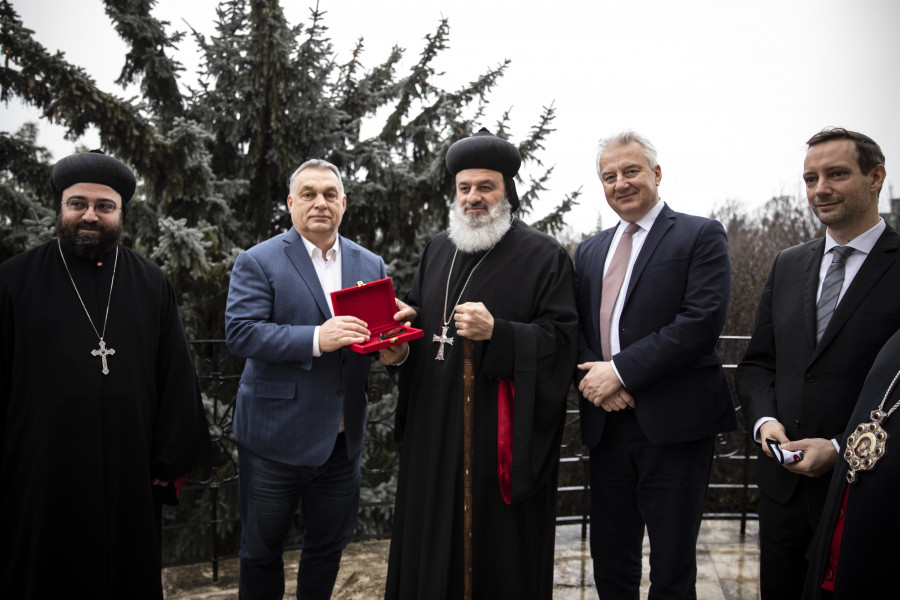 Orbán Viktor miniszterelnök ünnepélyes keretek között átadta a Budapest II. kerületében fekvő hajdani Kádár-villa kulcsát II. Efrém Ignác szír ortodox pátriárkának. (Fotó: MTI/Miniszterelnöki Sajtóiroda/Fischer Zoltán)