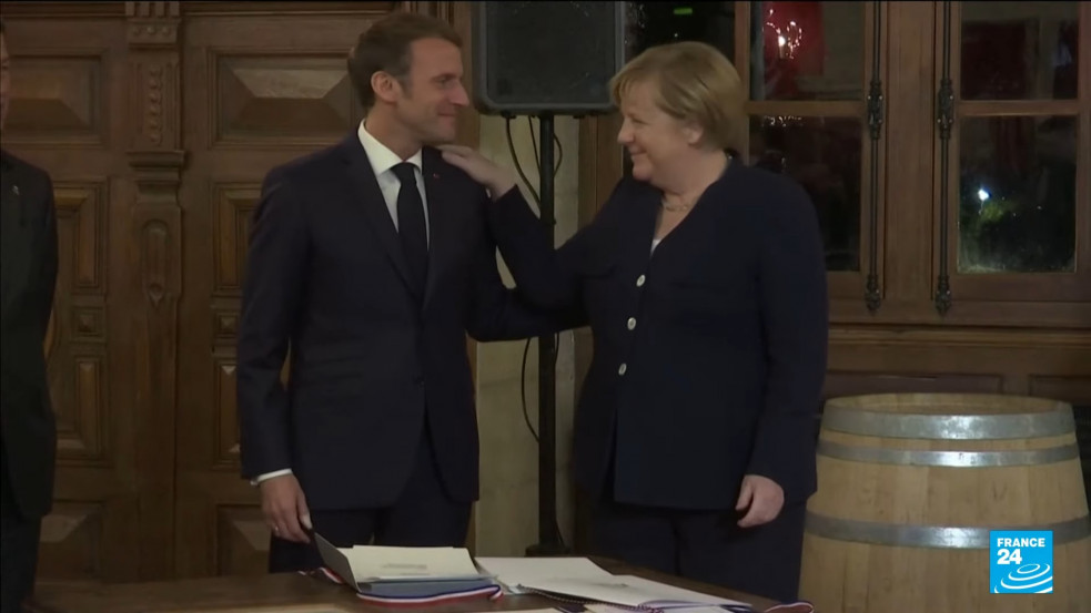 "Franciaország megszeretett téged" – így tüntette ki Macron a távozó Merkelt