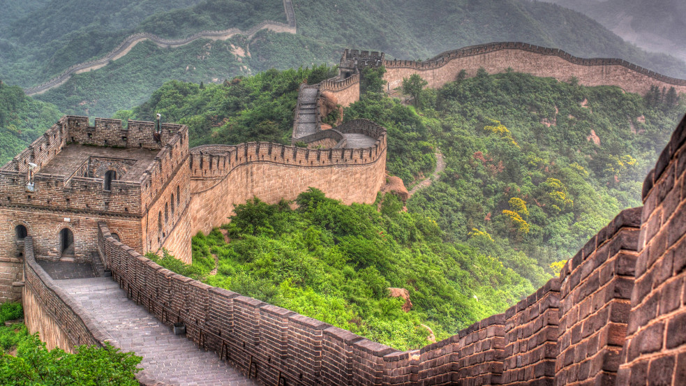 Nem volt kedve körbemenni a munkásoknak, utat vágtak a kínai nagy falba