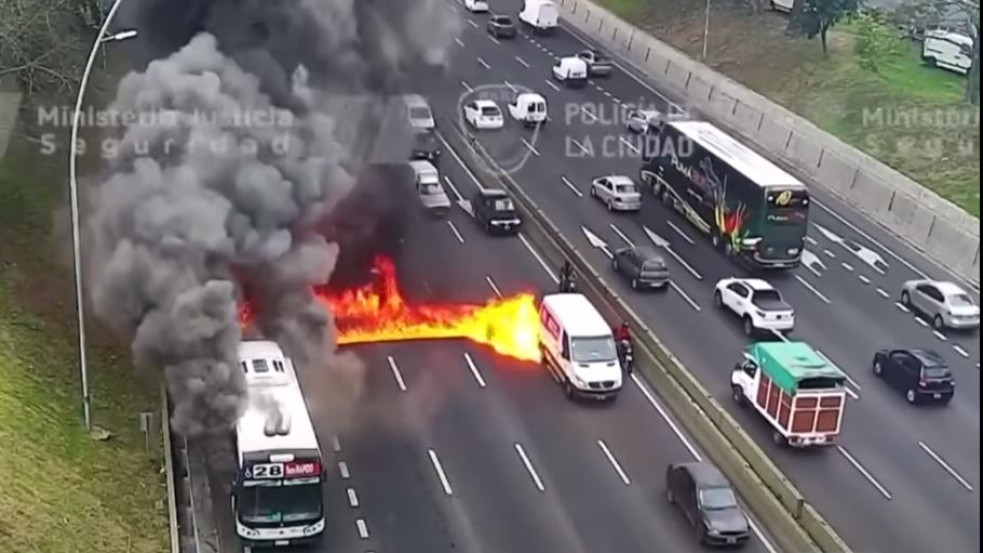 Mint egy akciófilmben: meggyulladt üzemanyagon kellett áthajtaniuk az autósoknak egy argentin autópályán