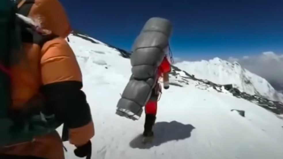 Elképesztő teljesítmény: saját hátán cipelt le egy serpa egy hegymászót az Everest halálzónájából - videó