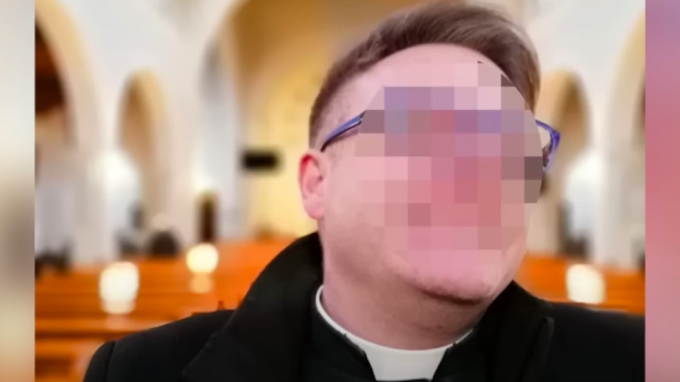 Botrány Lengyelországban: rosszul lett egy katolikus pap a szexpartin, nem engedték be hozzá a mentőket